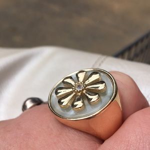 Blooming flower on the pearly inlay golden ring,9